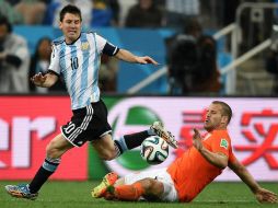 Messi disputa el balón con Ron Vlaar, de Holanda. AFP /