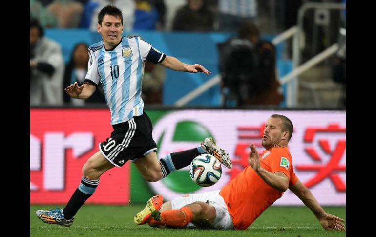 Messi disputa el balón con Ron Vlaar, de Holanda. AFP /