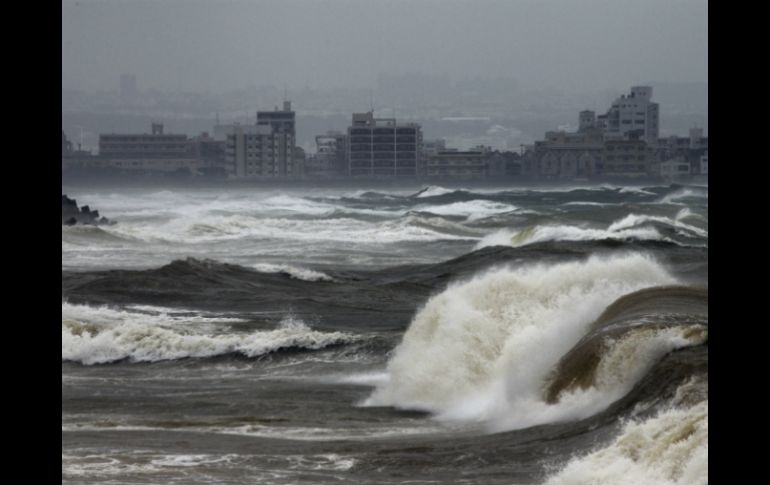 'Neoguri' causa fuerte oleaje en la playa de Mizugama en Kadena, Okinawa. EFE /