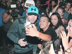 El 'Canelo' Álvarez se tomó fotografías con los aficionados que se dieron cita al entrenamiento público. ESPECIAL /