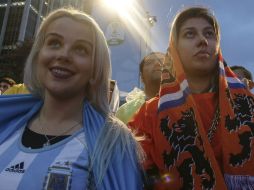 Fans de ambos equipos vivieron el partido con contrastes. AFP /