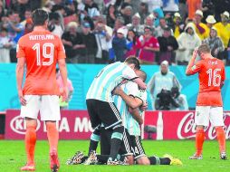 Desahogo. Biglia, Mascherano y Garay, de Argentina, se abrazan al término del partido. AFP /