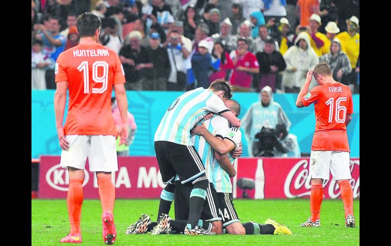 Desahogo. Biglia, Mascherano y Garay, de Argentina, se abrazan al término del partido. AFP /