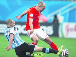 La jugada clave. Sobre el final del tiempo regular, Arjen Robben penetró la zaga argentina pero Javier Mascherano intervino a tiempo.  /