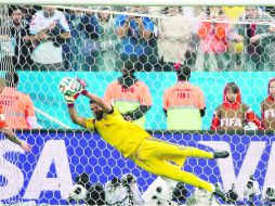 Maestro de la destrucción. Sergio Romero detuvo dos penaltis a Holanda, el segundo y definitivo a Sneijder. EFE /