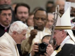 El alemán Benedicto XVI (i), Papa Emérito, y el Sumo Pontífice, el argentino Francisco. AFP /