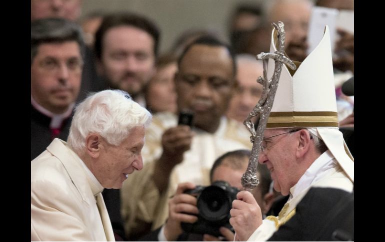 El alemán Benedicto XVI (i), Papa Emérito, y el Sumo Pontífice, el argentino Francisco. AFP /