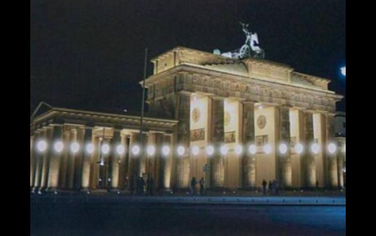 La ciudad engalanará más de quince kilómetros con luces blancas, desde el turístico Mauerpark hasta el puente Oberbaumbrücke. ESPECIAL /