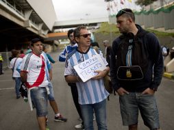 Aficionados argentinos buscan boletos para estar presentes el domingo en la final del Mundial. AP /