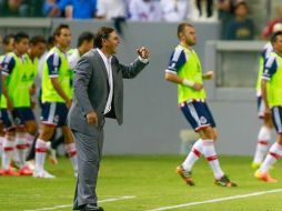 Carlos Bustos da indicaciones en el partido ante Cruz Azul, foto del sitio web de Chivas. ESPECIAL /