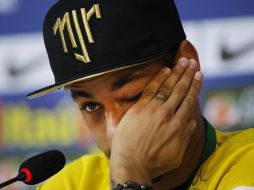 Neymar no pudo contener el llanto al recordar la jugada que lo dejó fuera de la Copa del Mundo. AP /