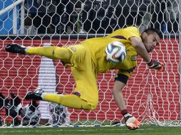 El portero de Argentina, Sergio Romero detiene el tiro de penal de Ron Vlaar. AP /