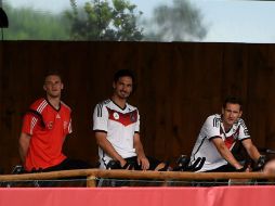 Mats Hummels (entre Manuel Neuer y Miroslav Klose) confía en recuperarse de su tendinitis en su rodilla derecha para jugar la Final.  /