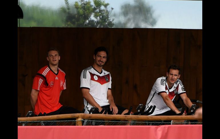 Mats Hummels (entre Manuel Neuer y Miroslav Klose) confía en recuperarse de su tendinitis en su rodilla derecha para jugar la Final.  /