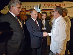 Putin es recibido por el vicepresidente cubano a su llegada a La Habana, primera escala de su gira por América Latina. EFE /