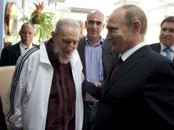 Vladimir Putin con el ex líder de la revolución cubana Fidel Castro en su visita a Cuba, como parte de su gira por América Latina. EFE /