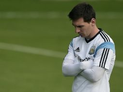 Lionel Messi se le vio pensativo durante el entrenamiento de Argentina. AFP /