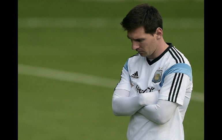 Lionel Messi se le vio pensativo durante el entrenamiento de Argentina. AFP /