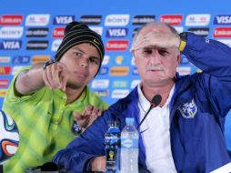 Thiago Silva —al lado del técnico Luiz Felipe Scolari— regresa al equipo tras su suspensión por amarillas en Semifinales. EFE /