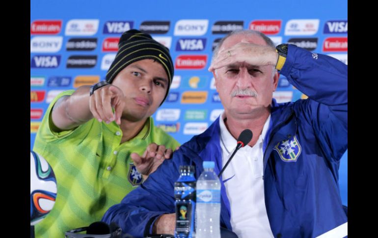 Thiago Silva —al lado del técnico Luiz Felipe Scolari— regresa al equipo tras su suspensión por amarillas en Semifinales. EFE /