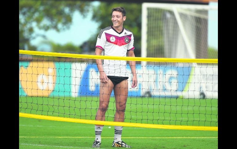 Mesut Özil durante una sesión de entrenamiento en el Estadio de Santo André. AFP /