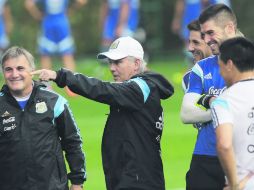 Alejandro Sabella, al centro, platica con los jugadores durante el entrenamiento en Vespesiano, cerca de Belo Horizonte. EFE /