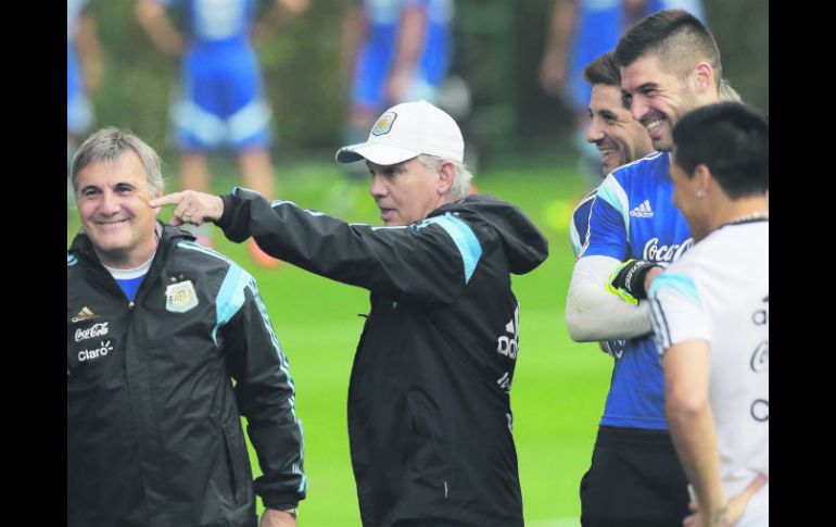 Alejandro Sabella, al centro, platica con los jugadores durante el entrenamiento en Vespesiano, cerca de Belo Horizonte. EFE /