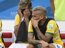 Neymar y Daniel Alves se lamentan tras el tiro de penal que abrió el marcador a favor de Holanda. AFP /