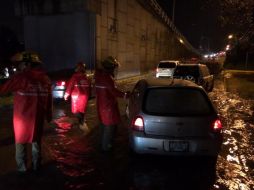 Autoridades atendieron a vehículos que fueron arrastrados por la corriente. ESPECIAL /