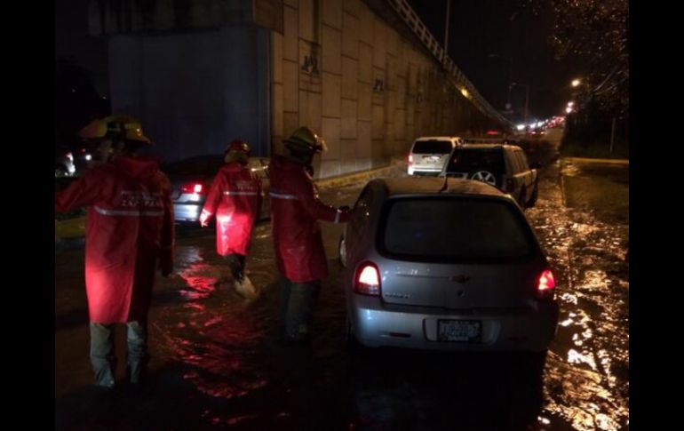 Autoridades atendieron a vehículos que fueron arrastrados por la corriente. ESPECIAL /