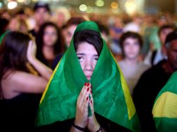 Una aficionada se lamentan ante la derrota de su Selección 3-0 ante Holanda. EFE /