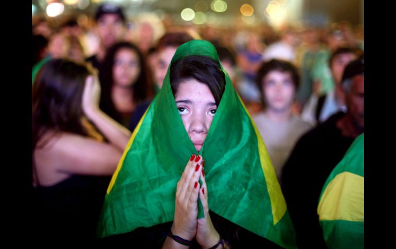 Una aficionada se lamentan ante la derrota de su Selección 3-0 ante Holanda. EFE /