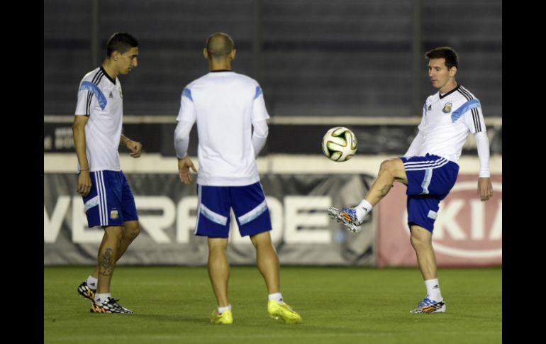 Di María, Mascherano y Messi durante el entrenamiento de la Selección argentina. AFP /