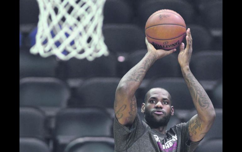 LeBron James asegura que los Cavaliers no son contendientes al título en estos momentos, como los colocan en Las Vegas. AFP /