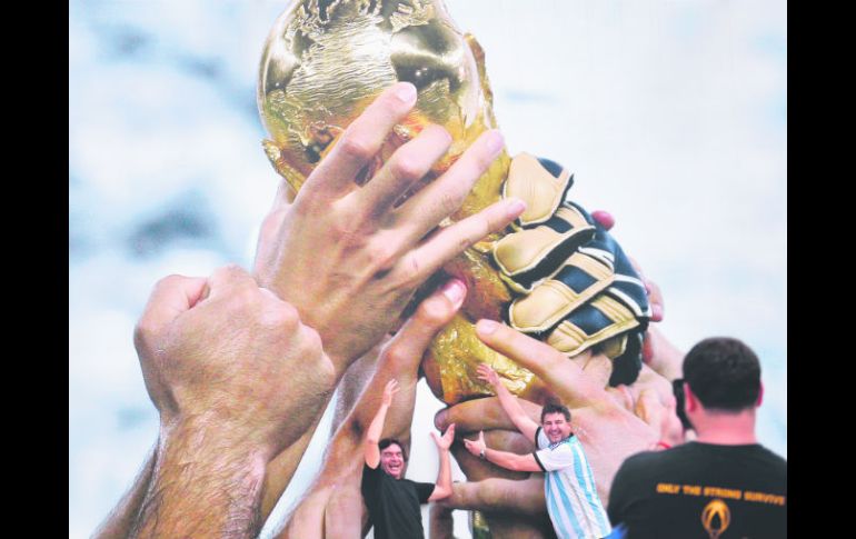 Argentinos posan ante un anuncio de la Copa del Mundo. AFP /