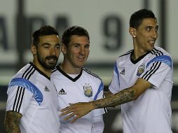 Trio mortal. Ezequiel Lavezzi (i), Lionel Messi (c) y Ángel Di María, participan en el entrenamiento de Argentina. AFP /