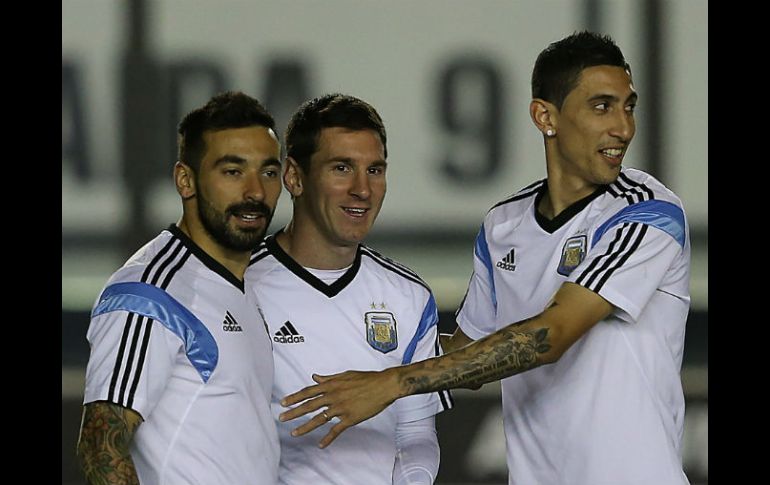 Trio mortal. Ezequiel Lavezzi (i), Lionel Messi (c) y Ángel Di María, participan en el entrenamiento de Argentina. AFP /