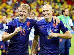 Dirk Kuyt y Arjen Robben sonríen con la medalla de tercer lugar colgada al cuello. EFE /