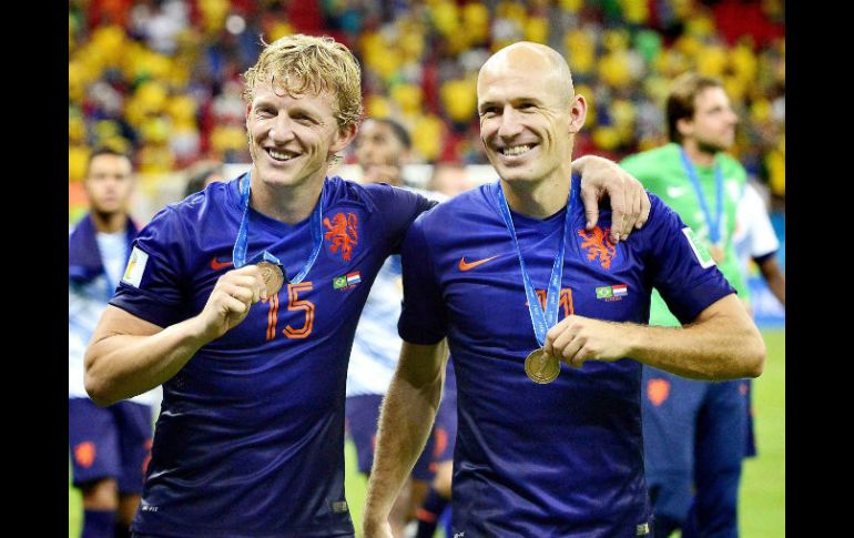 Dirk Kuyt y Arjen Robben sonríen con la medalla de tercer lugar colgada al cuello. EFE /