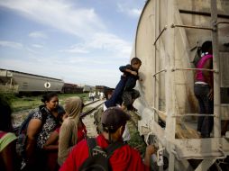 Varios niños huyen de Centroamérica y México rumbo a EU en busca de una mejor vida. AFP /