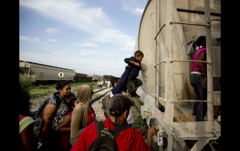 Varios niños huyen de Centroamérica y México rumbo a EU en busca de una mejor vida. AFP /