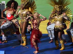 La colombiana se hizo presente en el escenario instalado en el centro de la cancha. AFP /