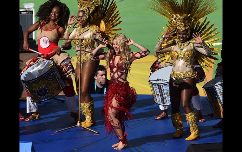 La colombiana se hizo presente en el escenario instalado en el centro de la cancha. AFP /