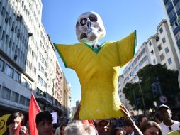 Manifestantes antiCopa marchan por las calles a las afueras del estadio Maracaná, donde se libra la final del Mundial Brasil 2014. AFP /