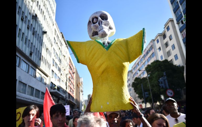 Manifestantes antiCopa marchan por las calles a las afueras del estadio Maracaná, donde se libra la final del Mundial Brasil 2014. AFP /