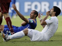 La mordida a Chiellini tendrá a Suárez alejado de actividades relacionadas al futbol. AP /