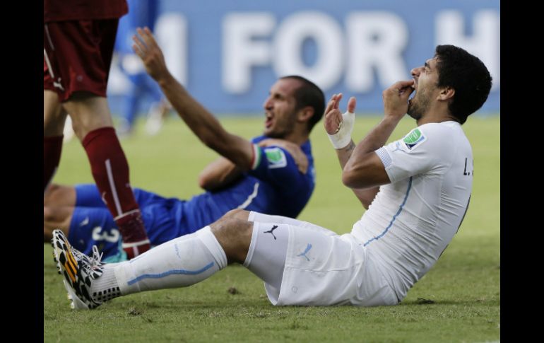 La mordida a Chiellini tendrá a Suárez alejado de actividades relacionadas al futbol. AP /