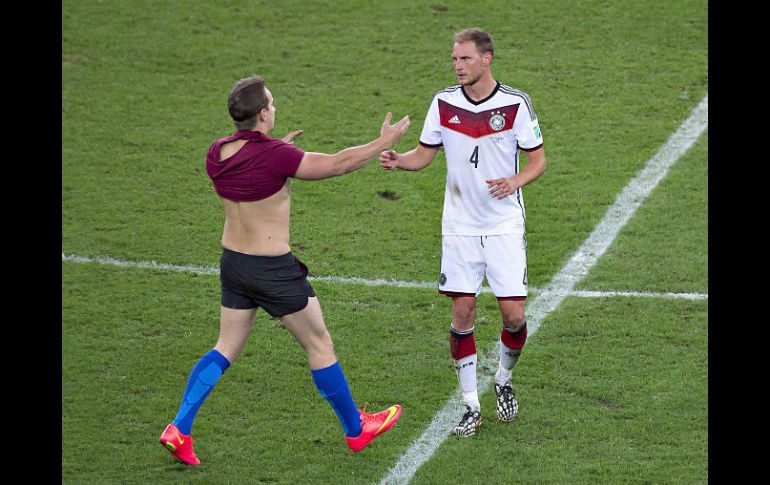 El hombre intentó abrazar al alemán Benedick Howedes. MEXSPORT /