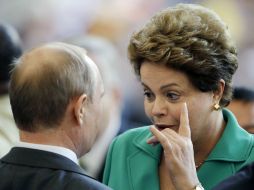 La presidenta entregó simbólicamente a su homólogo ruso, Vladimir Putin la Copa del Mundial de futbol. AP /