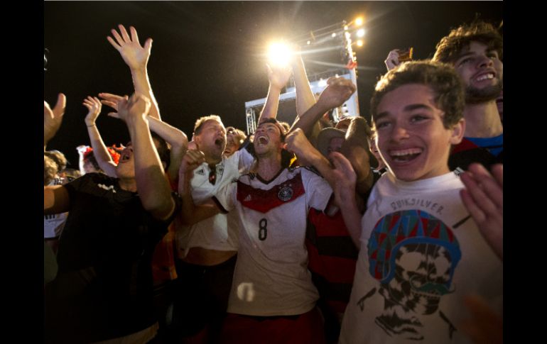 Fanáticos celebraban el triunfo de Alemania en el Mundial. AP /